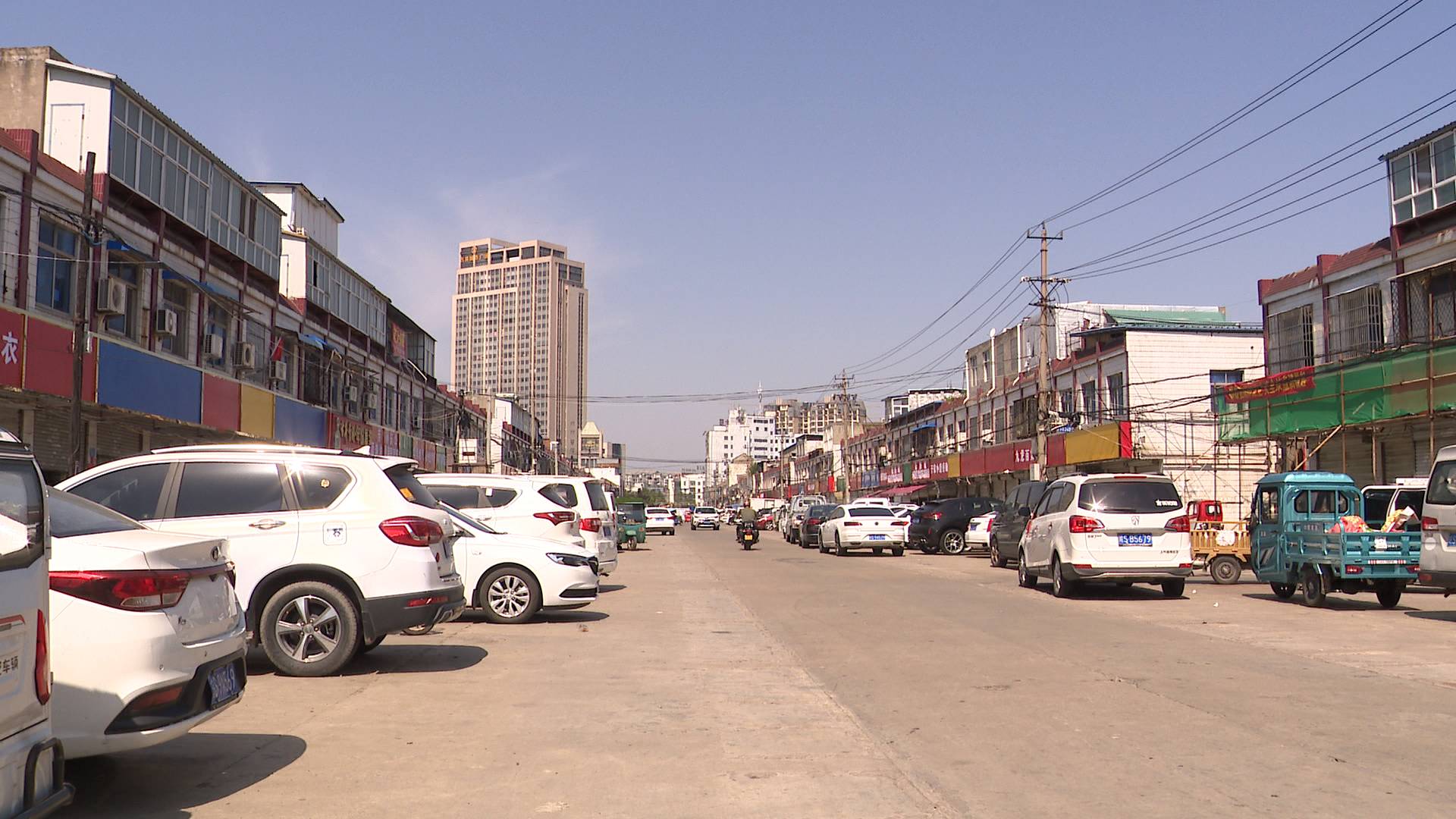 除了新興路,目前同步施工的還有藥材街,人民東路,魏武菜市場和光明路.